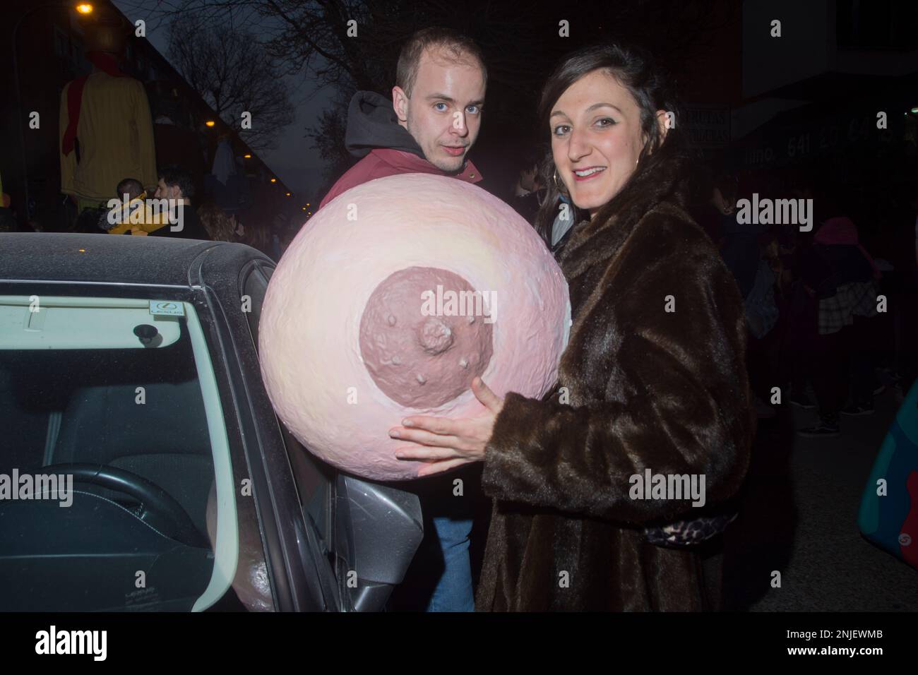 Il mercoledì delle Ceneri segna la fine del Carnevale con la tradizionale sepoltura della Sardina nel pomeriggio. La Confraternita allegra della sepoltura della Sardina ha esposto il pesce popolare. L'origine di questa curiosa tradizione potrebbe tornare al regno di Carlos III La tradizione popolare dice che una partita di pesce marcio arrivò in città, e che a causa del pustico che generò, il monarca ordinò che fosse sepolto sulle rive del fiume Manzanares. Anche se il luogo esatto non è conosciuto, la sepoltura ha avuto luogo vicino all'attuale Fuente de los Pajaritos nella Casa de campo. La sepoltura come è iniziato Foto Stock