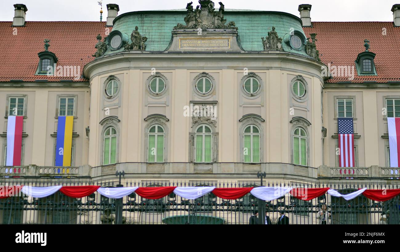 Varsavia, Polonia. 21 febbraio 2023. Ambientazione cerimoniale durante il discorso del presidente Joe Biden ai Giardini del Castello reale di Varsavia. Foto Stock