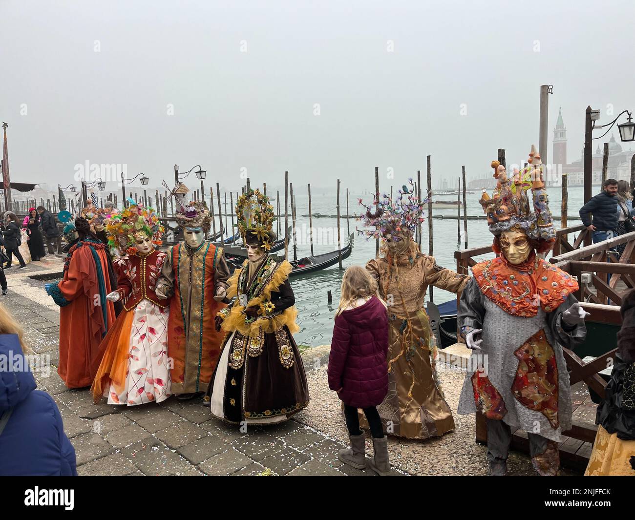 Piazza San Marco, Venezia, Italia. Feb 21, 2023. Mentre il Mercoledì delle Ceneri si avvicina, il Carnevale di Venezia del 2023 si chiude in pieno splendore, con una folla di festaioli in maschere veneziane ed elaborati costumi rinascimentali, mentre la Città di Venezia mostra uno stile unico per i visitatori provenienti da tutto il mondo. Credit: ©Julia Mineeva/EGBN TV News/Alamy Live News Foto Stock
