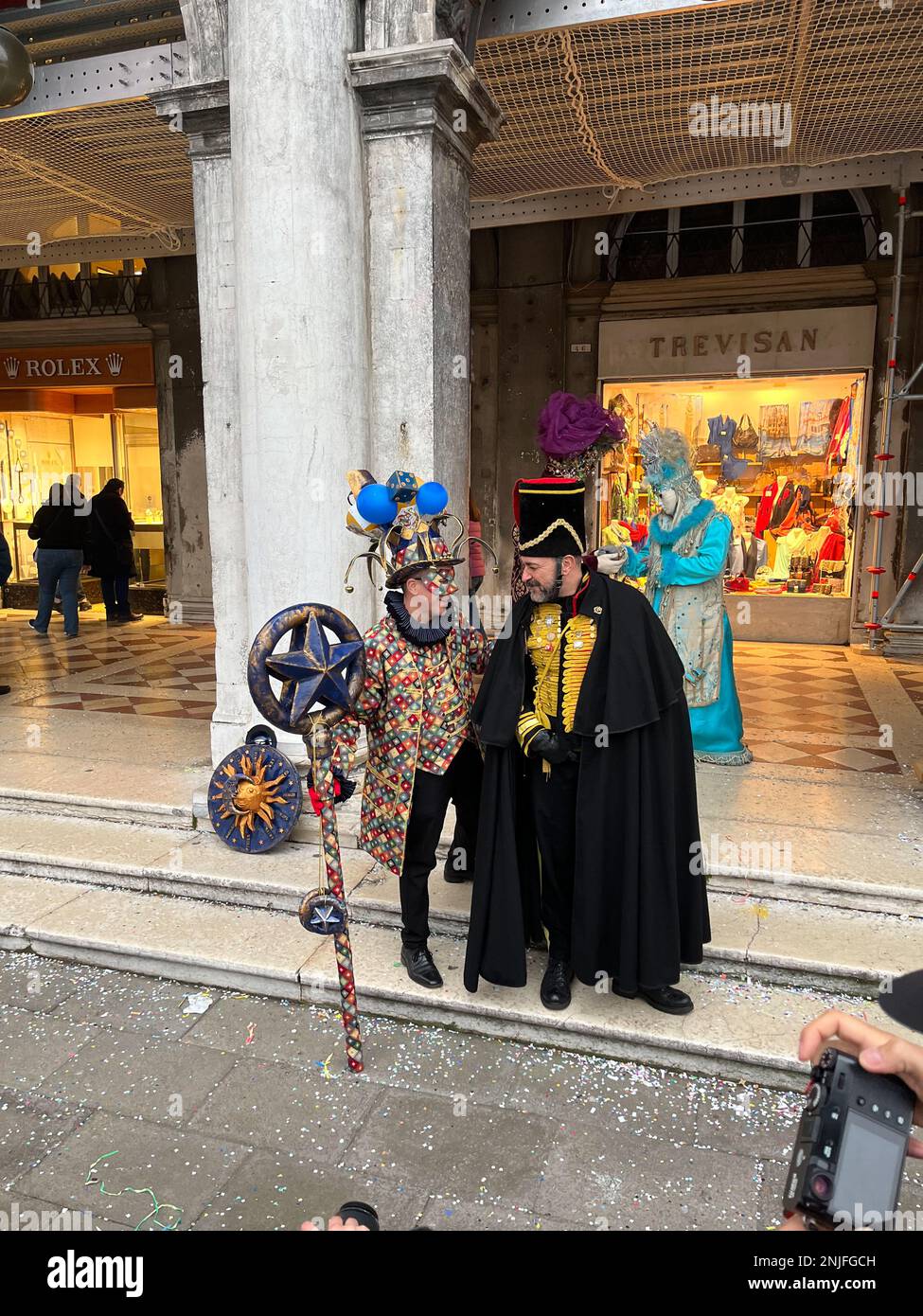 Piazza San Marco, Venezia, Italia. Feb 21, 2023. Mentre il Mercoledì delle Ceneri si avvicina, il Carnevale di Venezia del 2023 si chiude in pieno splendore, con una folla di festaioli in maschere veneziane ed elaborati costumi rinascimentali, mentre la Città di Venezia mostra uno stile unico per i visitatori provenienti da tutto il mondo. Credit: ©Julia Mineeva/EGBN TV News/Alamy Live News Foto Stock
