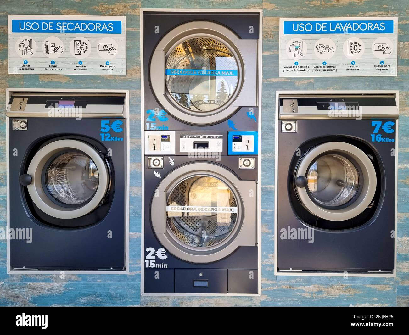 una piccola lavanderia con lavatrice e asciugatrice in angolo, che è anche  utilizzato per il lavaggio Foto stock - Alamy