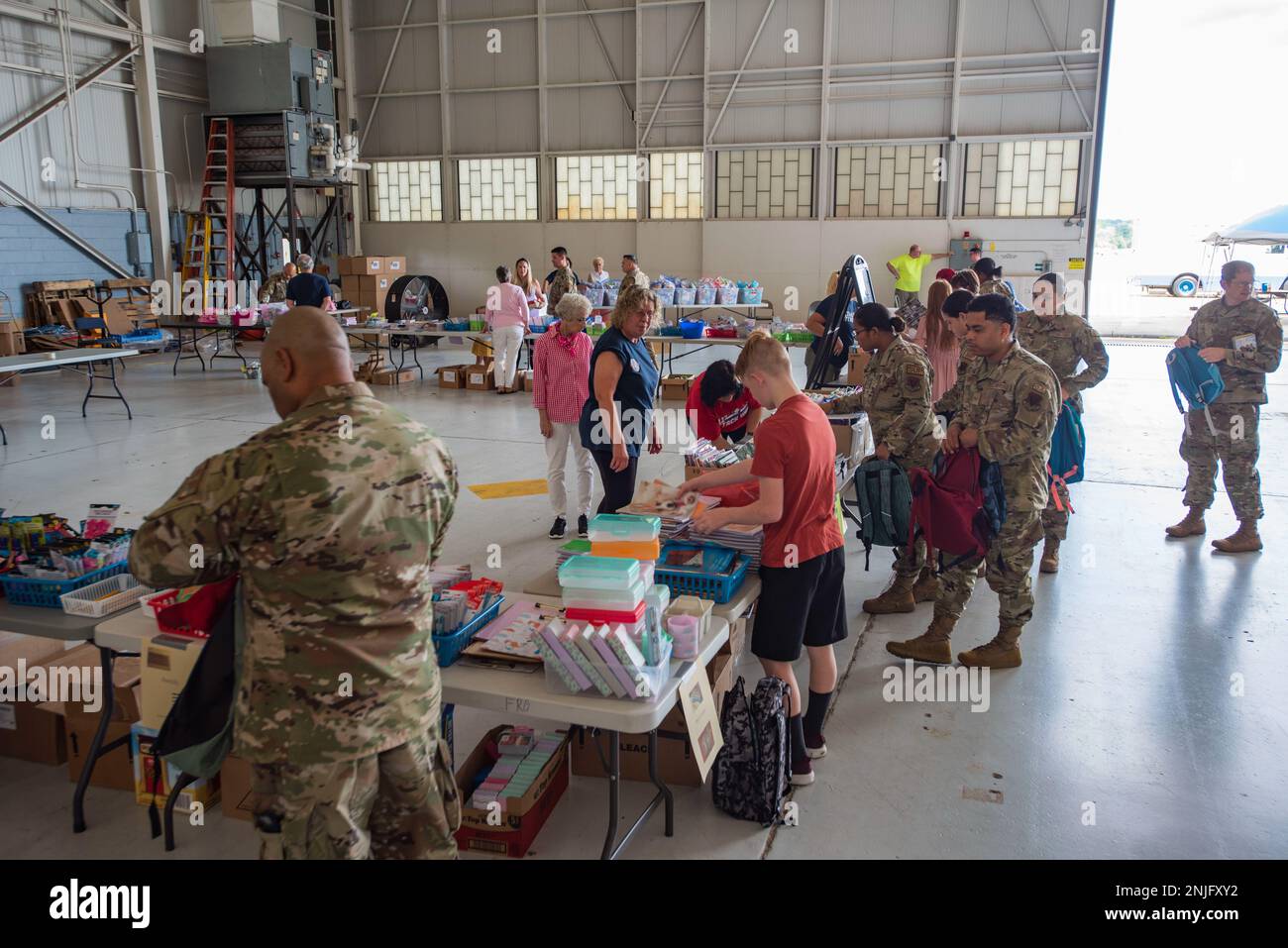 I membri della 111th Attack Wing selezionano i materiali scolastici per i loro bambini durante l'evento Back to School Backpack Brigade domenica 7 agosto 2022 presso la base della Guardia Nazionale Biddle Air. L'evento, sponsorizzato da The Friends of the Family Readiness Group e Operation Homefront, è un evento di distribuzione di forniture a scuola per i bambini dei membri della 111th Attack Wing. Foto Stock