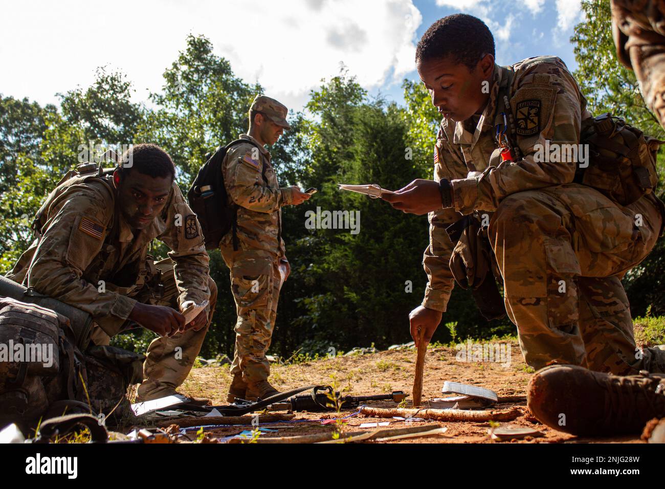 Cadetti del 10th Regiment, Advanced Camp, sono nell'ultimo giorno della FTX II: Grizzly durante il Cadet Summer Training a Fort Knox, Ky., 7 agosto 2022. Durante Grizzly, Cadets ha guidato le missioni senza assistenza da parte di Cadre. | Foto di 2nd Lt. Courtney Huhta, CST Ufficio Affari pubblici Foto Stock