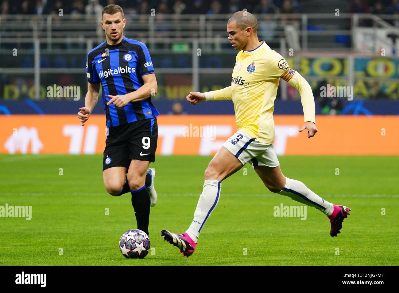 Pepe (FC Porto) durante la partita di calcio della UEFA Champions League tra FC Internazionale e FC Porto il 22 febbraio 2023 allo stadio Giuseppe Meazza di Milano. Foto Luca Rossini/e-Mage Foto Stock
