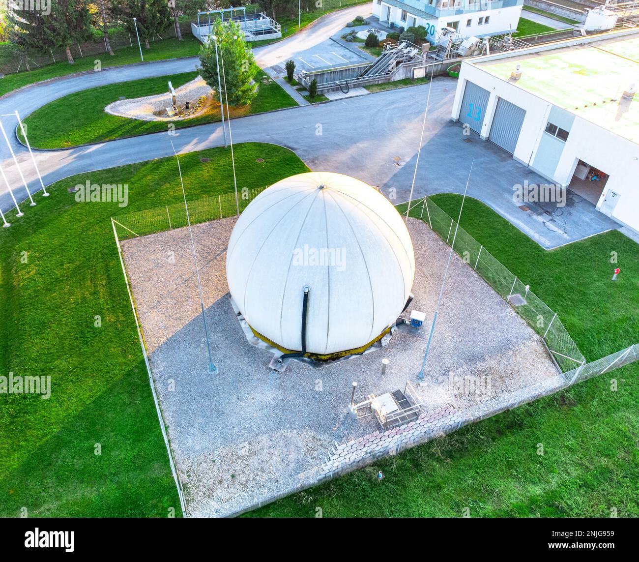 Impianto di trattamento delle acque reflue in Slovenia. Vista aerea. Pulizia dell'ambiente, cura di un futuro migliore con il trattamento delle acque reflue Foto Stock