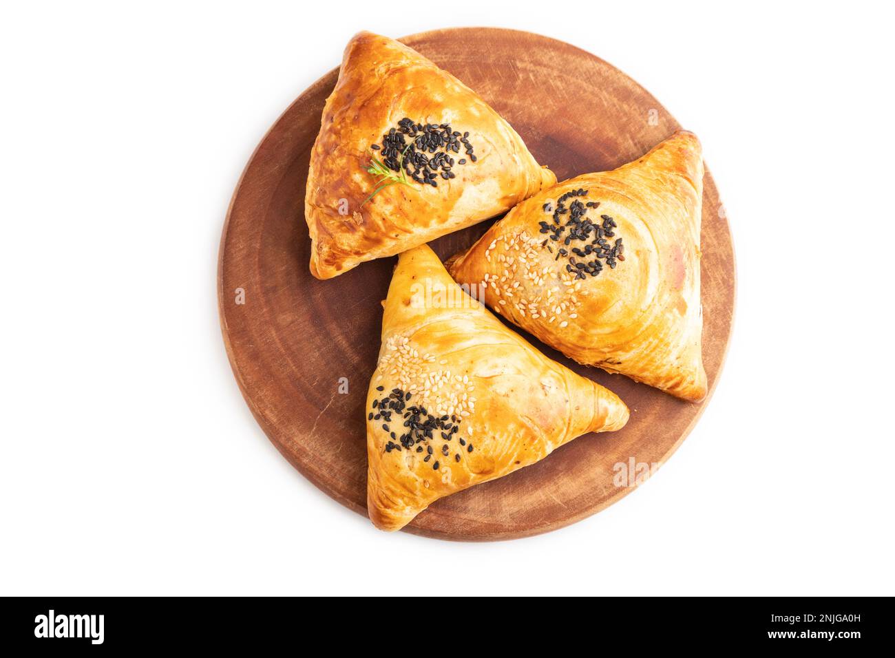 Samosa pasticceria asiatica fatta in casa isolata su sfondo bianco. Vista dall'alto, piatto, primo piano. Foto Stock