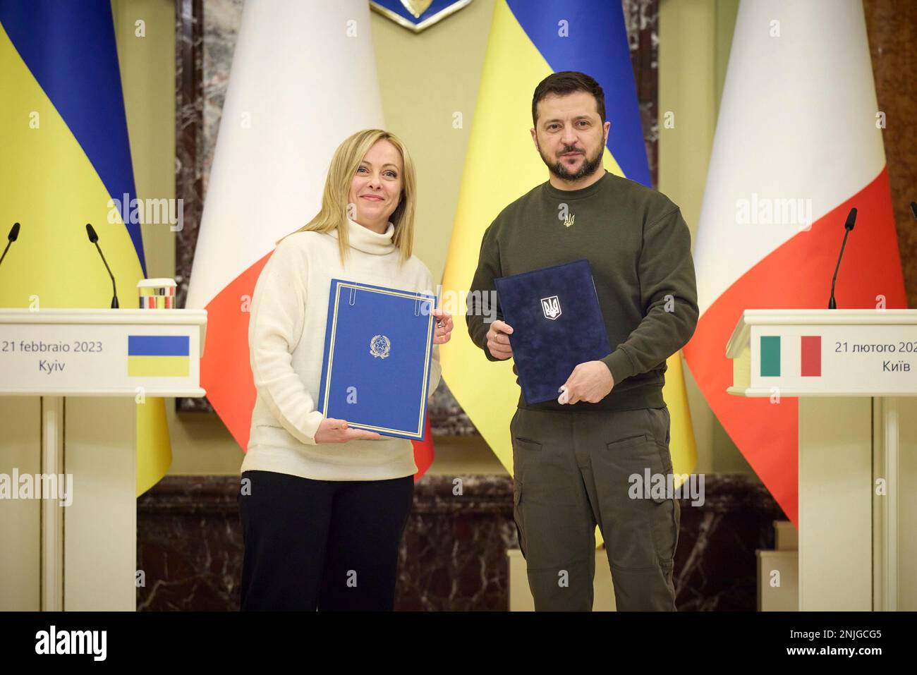 Kiev, Ucraina. 21st Feb, 2023. Il primo ministro italiano Giorgia Meloni, di sinistra, e il presidente ucraino Volodymyr Zelenskyy hanno una dichiarazione congiunta al Palazzo Mariinsky, 21 febbraio 2023 a Kiev, Ucraina. Credit: Foto piscina/Ufficio stampa presidenziale ucraino/Alamy Live News Foto Stock