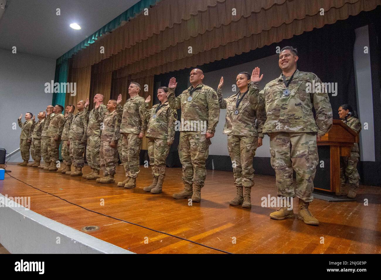 Master Sgts. Dal sito del gruppo di supporto regionale 624th, il Senior NCO Creed e il Senior NCO Charge presso la Joint base Pearl Harbor-Hickam, 7 agosto 2022. Il Creed NCO Senior e il NCO Senior sono stati addebitati in modo che i membri del servizio abbiano compreso le responsabilità aggiuntive che hanno nell'aeronautica militare. Foto Stock