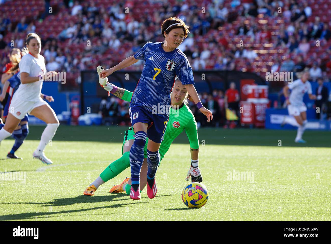 Il giapponese Hinata Miyazawa (7) batte il Canada Goalie Allen Sheridan ma non è in grado di segnare il gol 2023 SHEBELIEVES CUP Canada vs Giappone al Toyota Stadium Foto Stock