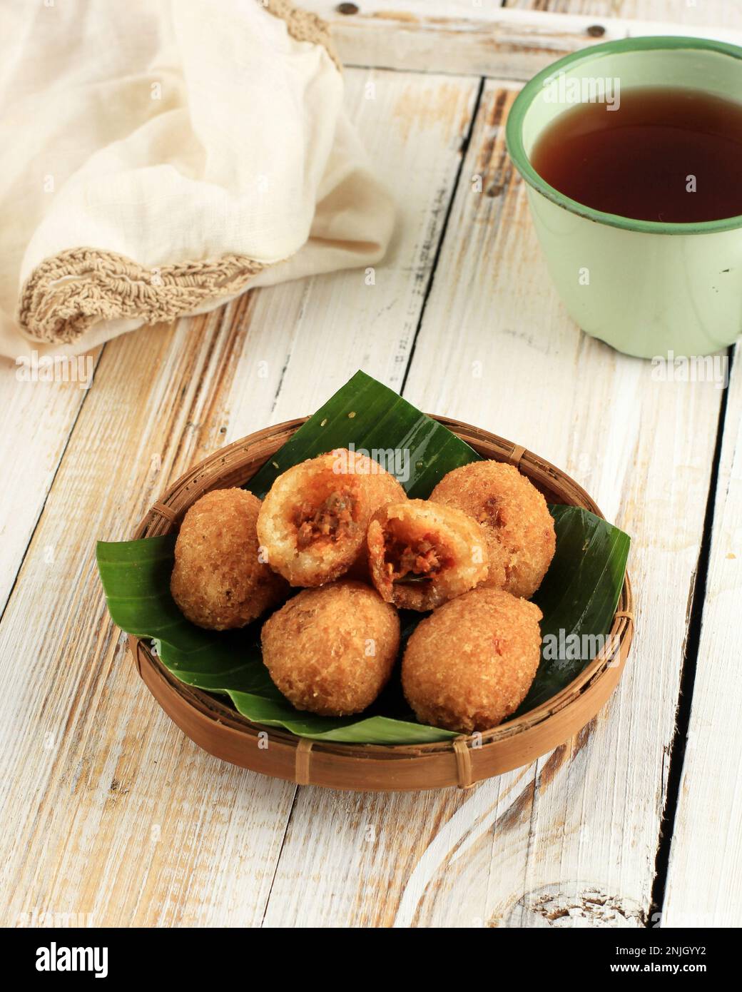 Combro, cucina tradizionale Sundanese fritta a base di fagioli fermentati ripieni di Casava (Oncom di Jero) Foto Stock