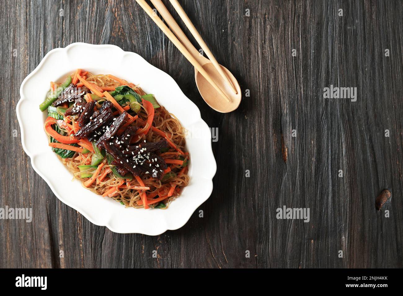 Top View Beef Bulgogi Japchae, Korean Stir Fry Vermicelli con Beef Bulgogi Foto Stock