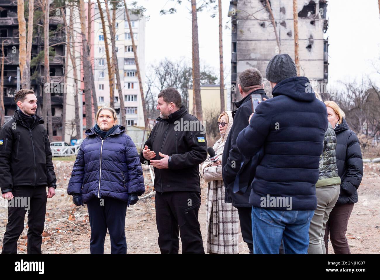 Irpin, Ucraina. 22nd Feb, 2023. Un ministro della Difesa della Repubblica del Nord Macedonia, Slavjanka Petrovska (seconda a sinistra) visita appartamenti bombardati a Irpin, a nord-ovest di Kyiv, dove un'invasione di terra delle forze russe si avvicinò a Kyiv all'inizio dell'aggressione russa contro l'Ucraina nel febbraio 2022. Mentre l'invasione su larga scala dell'Ucraina da parte delle forze russe si avvicina al suo primo anniversario, molti edifici nella regione di Kyiv sono ancora distrutti e i residenti sperano di poter tornare alle loro case. Credit: SOPA Images Limited/Alamy Live News Foto Stock