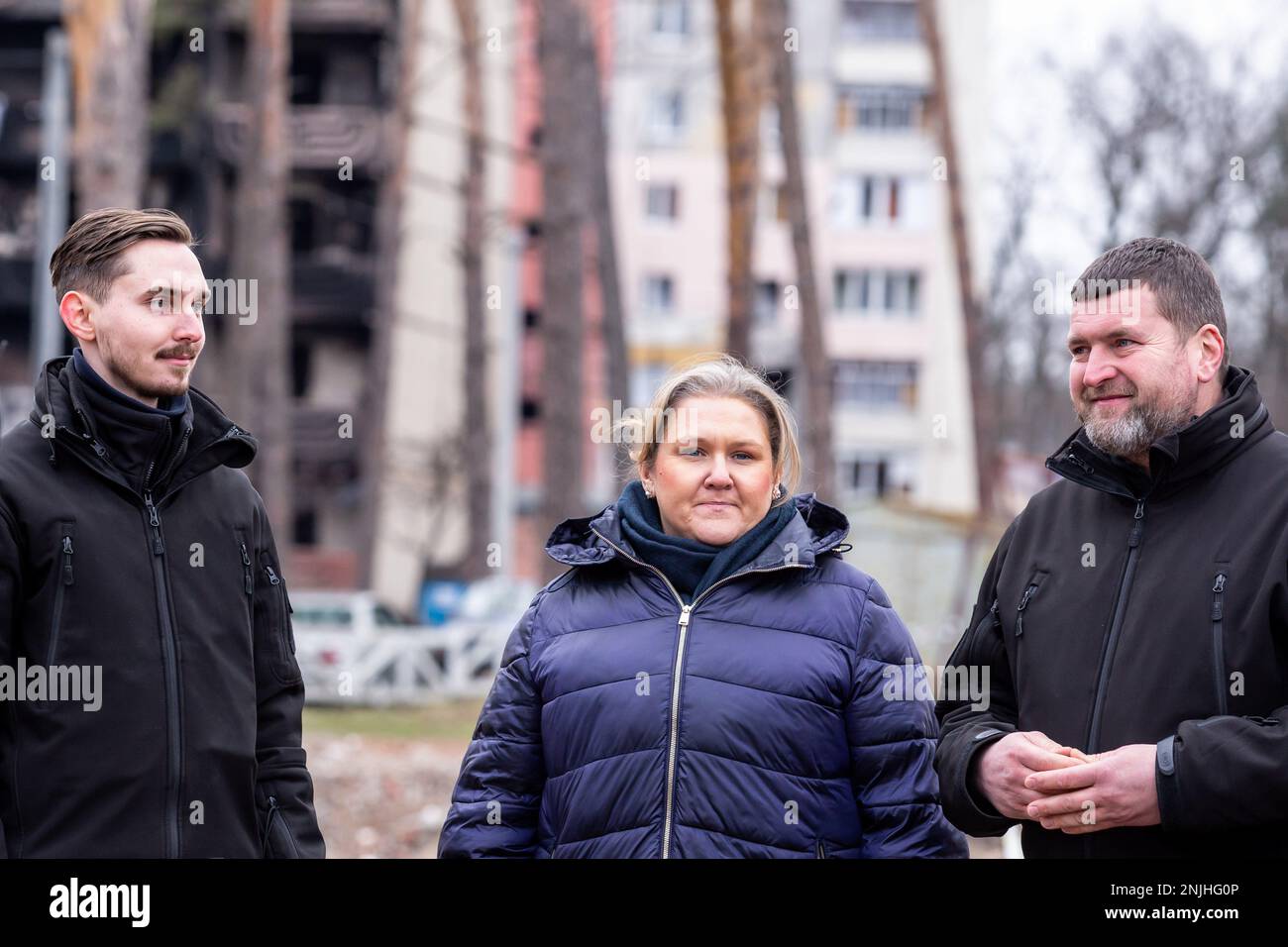 Irpin, Ucraina. 22nd Feb, 2023. Un ministro della Difesa della Repubblica del Nord Macedonia, Slavjanka Petrovska (seconda a sinistra) visita appartamenti bombardati a Irpin, a nord-ovest di Kyiv, dove un'invasione di terra delle forze russe si avvicinò a Kyiv all'inizio dell'aggressione russa contro l'Ucraina nel febbraio 2022. Mentre l'invasione su larga scala dell'Ucraina da parte delle forze russe si avvicina al suo primo anniversario, molti edifici nella regione di Kyiv sono ancora distrutti e i residenti sperano di poter tornare alle loro case. Credit: SOPA Images Limited/Alamy Live News Foto Stock