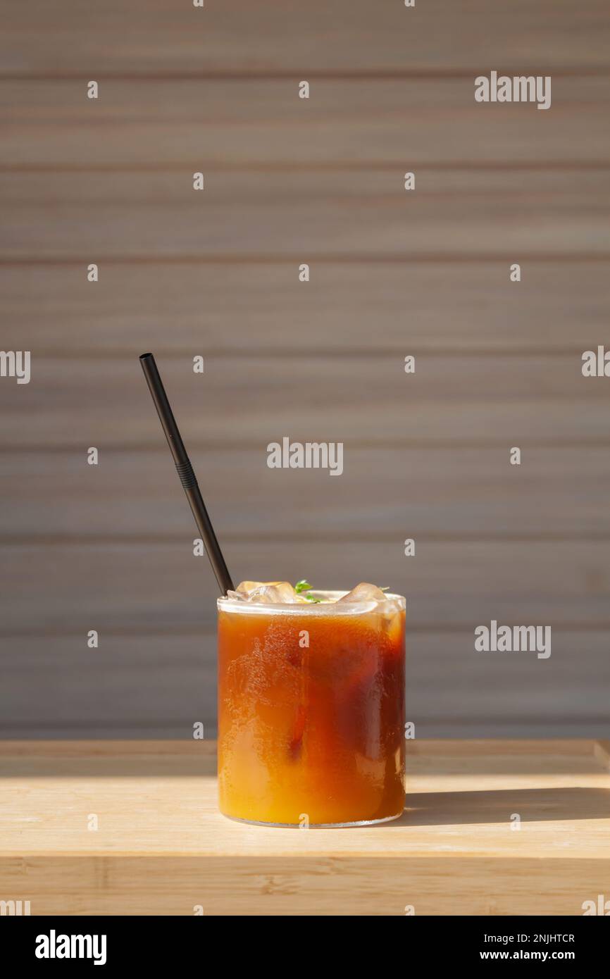 Caffè ghiacciato con arancia nella caffetteria, foto di magazzino Foto Stock