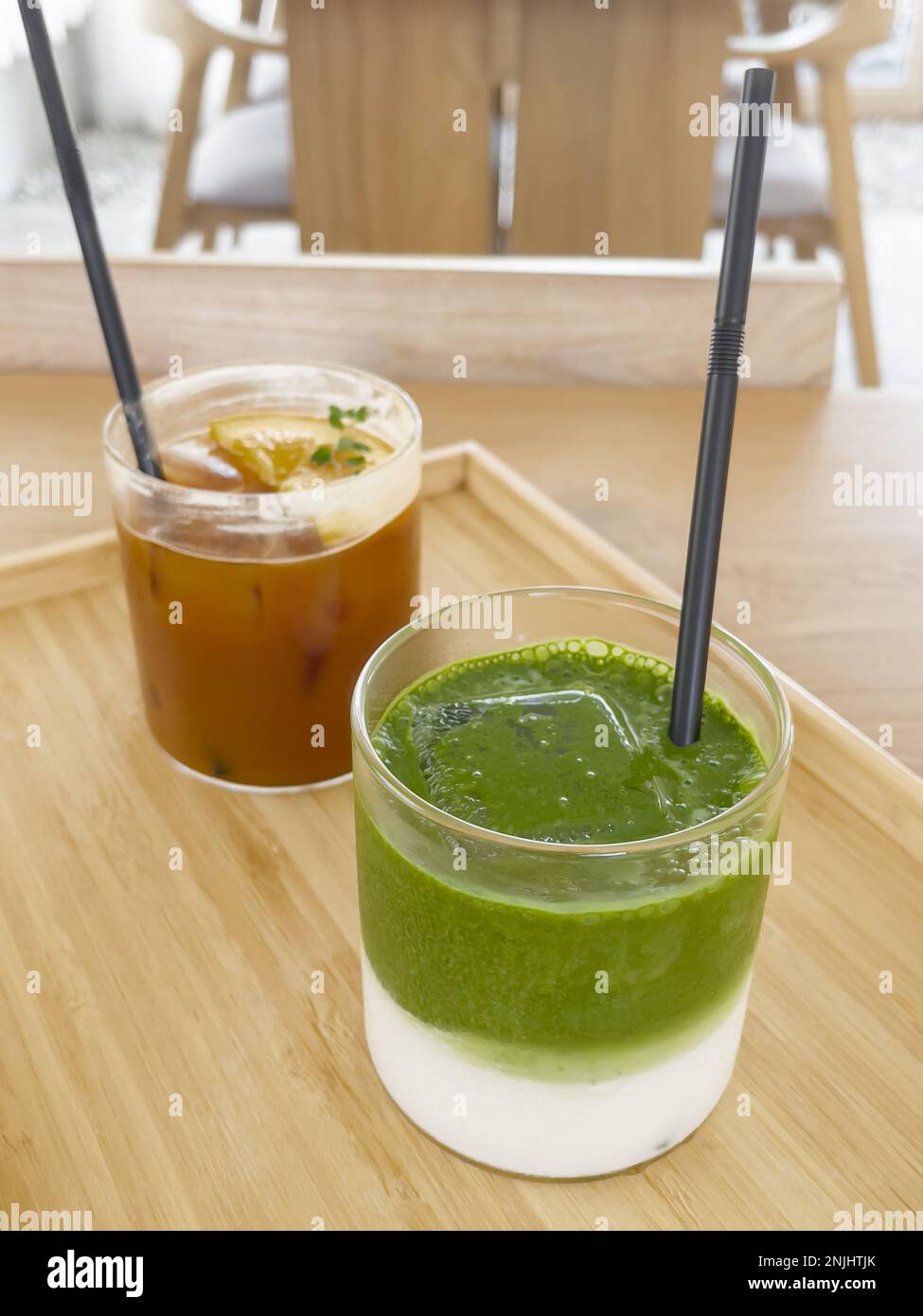 Americano ghiacciato con tè verde matcha arancione e ghiacciato nella caffetteria, foto di scorta Foto Stock