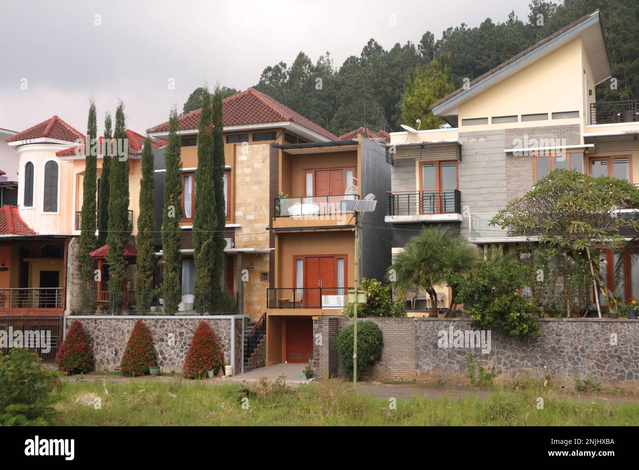 Attraente design architettonico residenziale concetto come un luogo di vivere. (Batu, Indonesia - 06 giugno 2021) Foto Stock