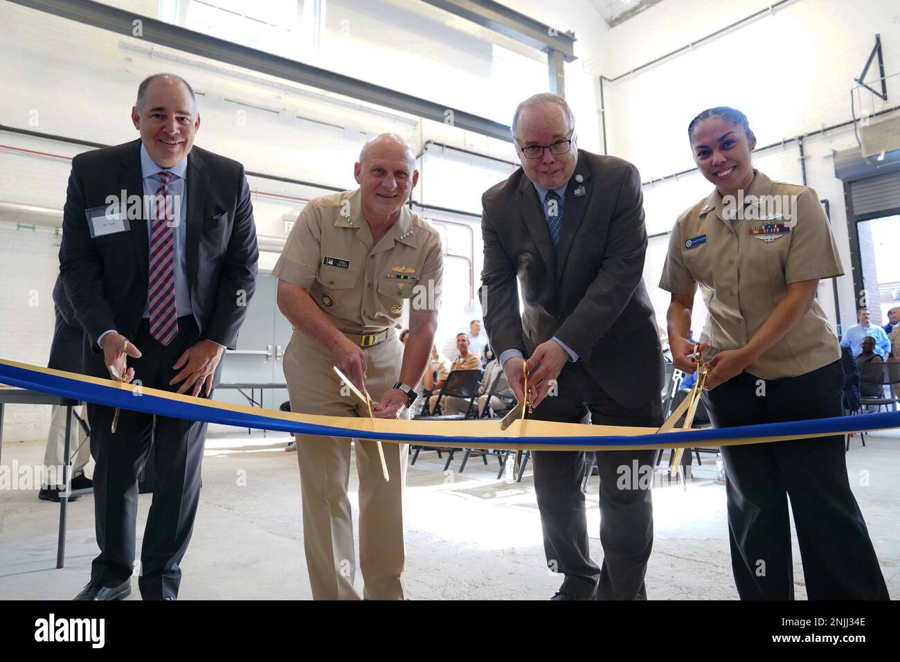 (Da sinistra a destra) Kenneth Terry, Vice president e Operations Manager, Grunley Construction Co., ADM. Mike Gillay, capo delle operazioni navali, Sam Cox, direttore, Naval History and Heritage Command, E Petty Officer 2nd Class Lynnett Evans, tagliare il nastro per il nuovo Naval History and Research Center (NHRC) sul Washington Navy Yard. La NHRC ospiterà gli Archivi operativi della Marina, gli Archivi fotografici della Marina, il Dipartimento della Biblioteca della Marina e la Rare Book Room. Saranno presenti anche la Navy Art Collection, gli artisti e lo studio di combattimento della Marina e il laboratorio di conservazione Archeologica subacquea Foto Stock