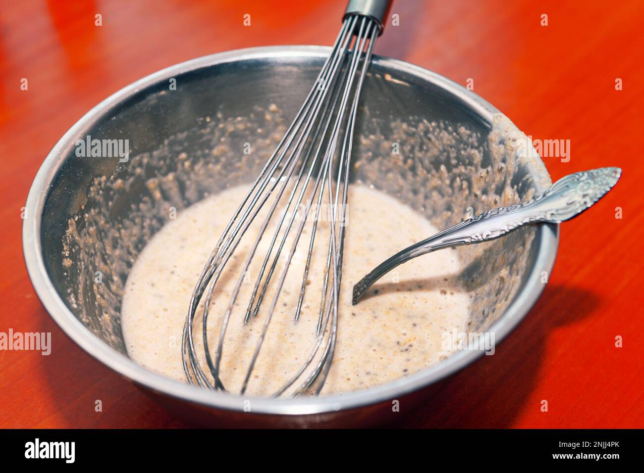 Latticello per cucinare pancake . Preparare pancake a casa Foto Stock