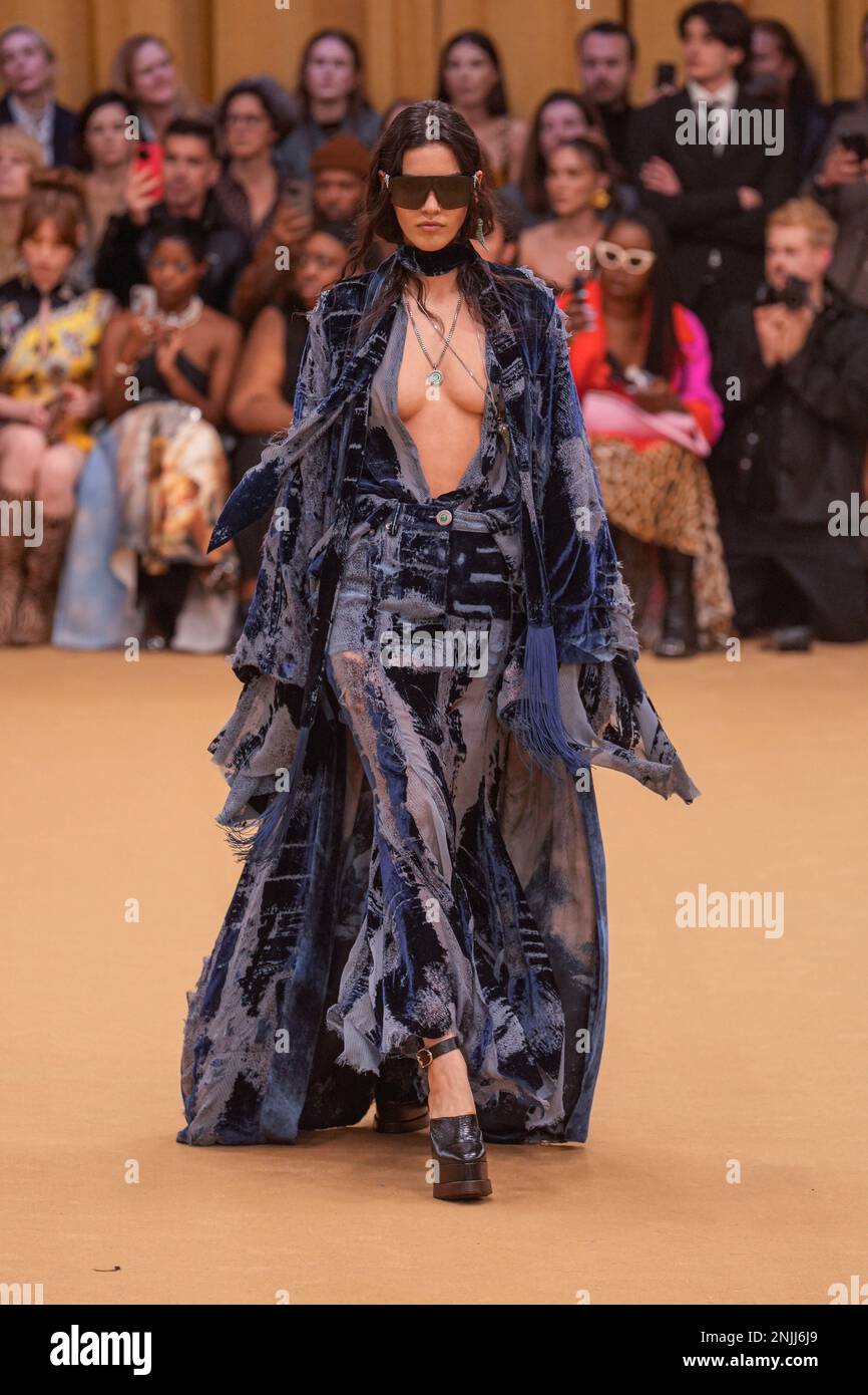 Milano, Moncalieri, Italia. 22nd Feb, 2023. Un modello in pista per la sfilata Roberto cavalli alla settimana della moda di Milano Autunno invernale Donna 2023/24. (Credit Image: © Riccardo Giordano/ZUMA Press Wire) SOLO PER USO EDITORIALE! Non per USO commerciale! Foto Stock