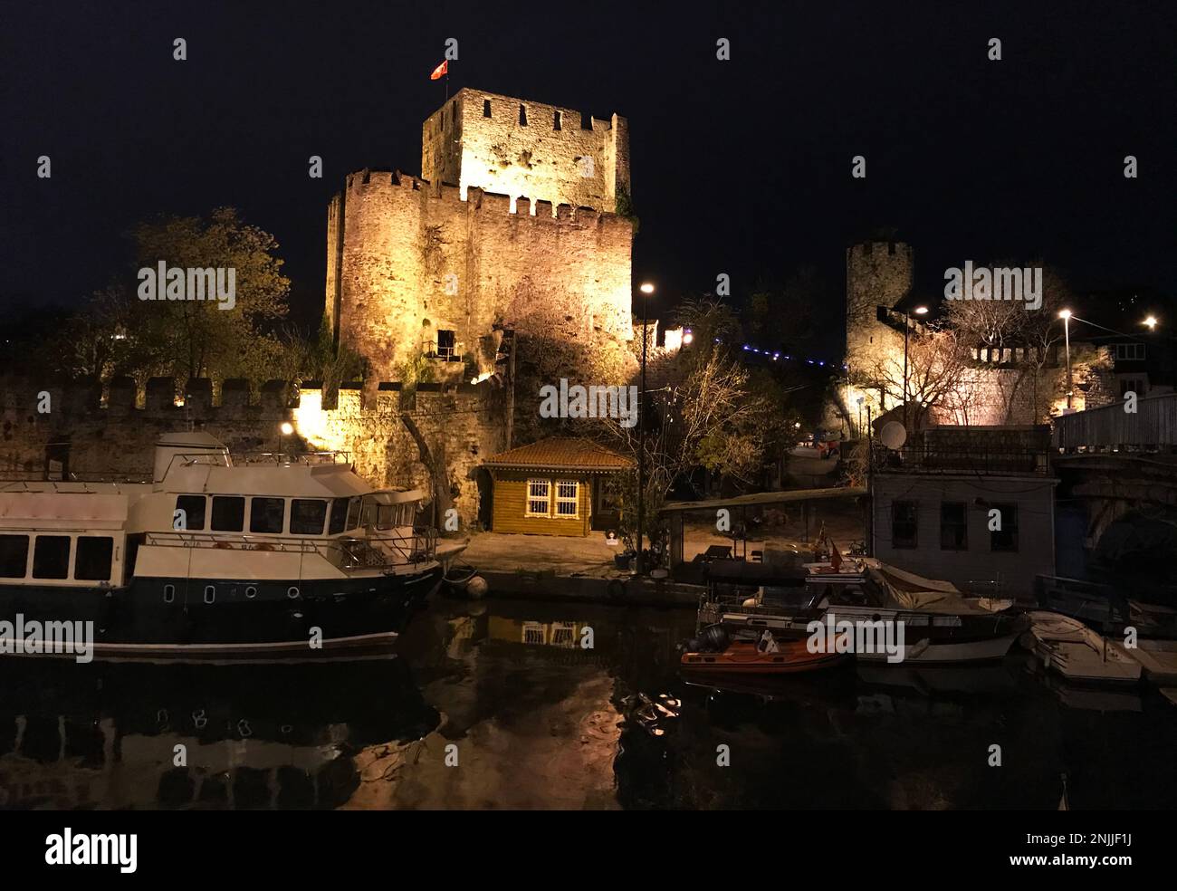 Fortezza anatolica di notte (in turco: Anadolu Hisari) a Bosforo, Istanbul, Turchia. Foto Stock