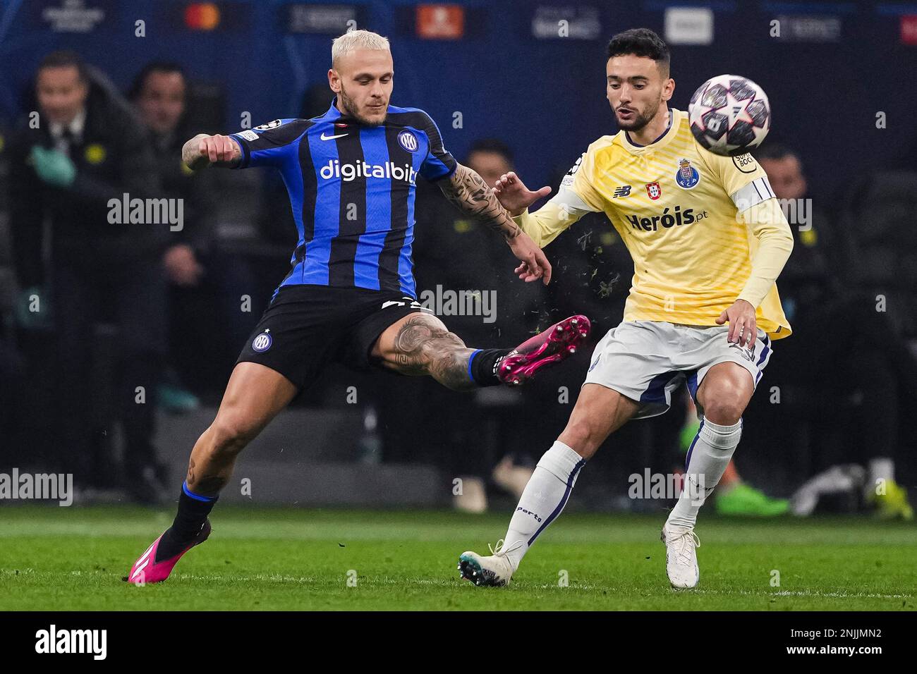 Milano, Italia. 22nd Feb, 2023. Milano, Italia, 22nd 2023 febbraio:  Federico Dimarco di Inter durante la 2022/23 UEFA Champions League Round  del 16, partita di calcio tra Inter Milano e Porto allo