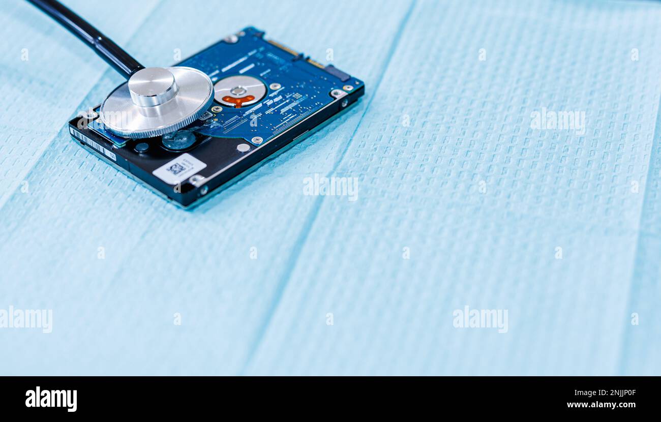 Tecnologia medica, riservatezza delle informazioni sanitarie e archiviazione dei dati: Stetoscopio su unità disco rigido Foto Stock