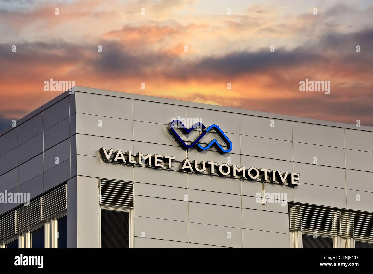 Logo Valmet Automotive all'esterno della sede aziendale Valmet Automotive EV Power Oy a Salo, Finlandia, dove l'azienda ha uno stabilimento per la produzione di batterie. Feb 11, 2023. Foto Stock