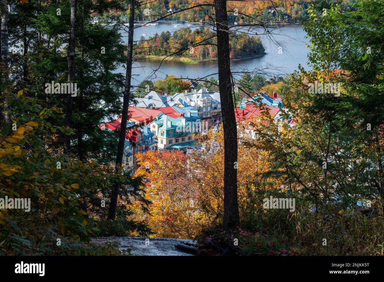 Vista dalla pista del Monte Tremblant in autunno. Quebec. Canada. Foto Stock