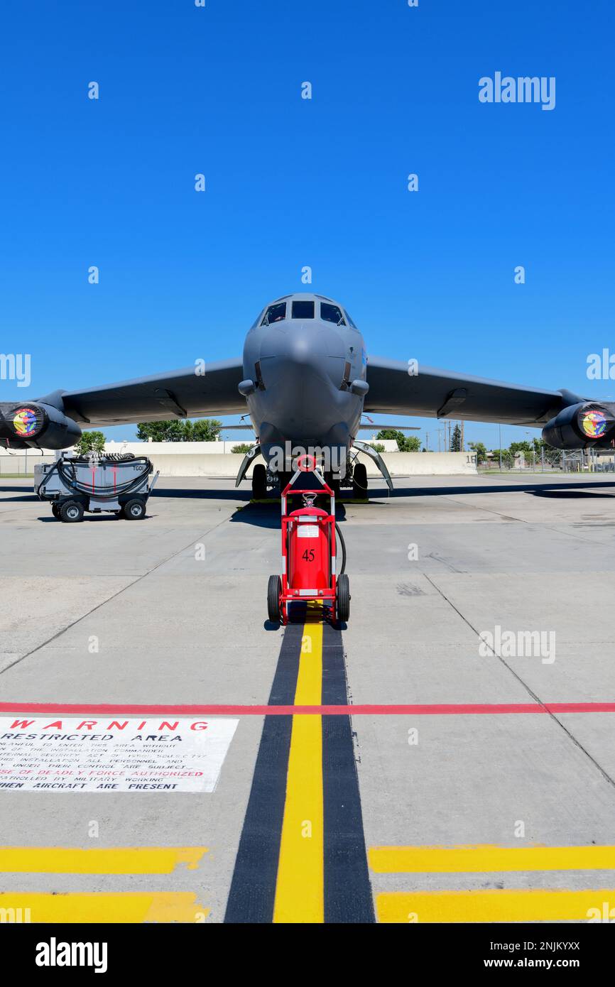 Una B-52H Stratofortress si trova parcheggiata sulla linea di volo alla base dell'aeronautica militare di Minot, North Dakota, 8 agosto 2022. Il bombardiere B-52 è in grado di volare ad alte velocità subsoniche ad altitudini fino a 50.000 piedi. Foto Stock