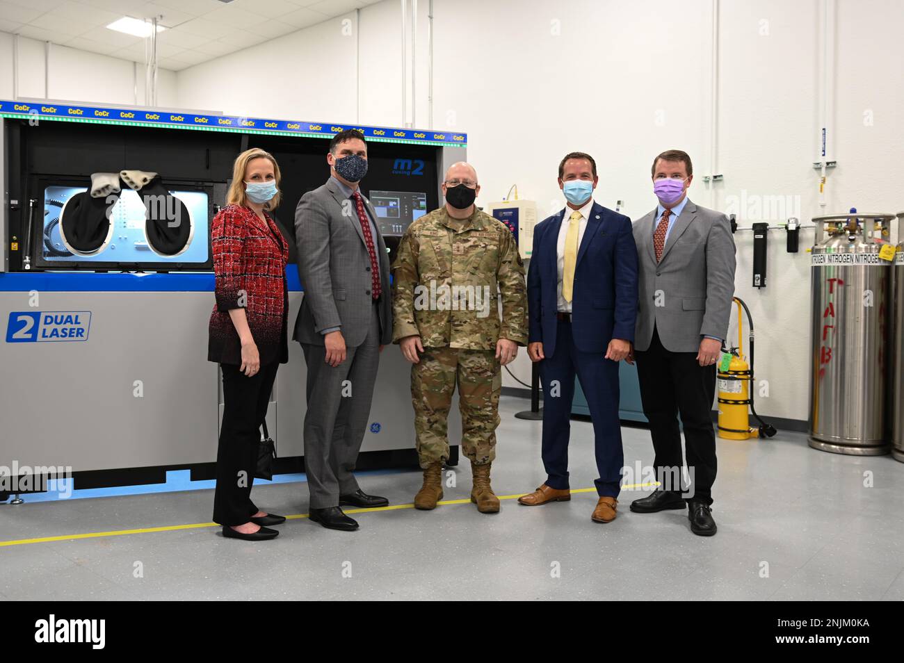 (Da sinistra a destra) Amy Gowder, presidente e CEO di GE Military Systems, John Sneden, direttore della direzione propulsiva del Centro di gestione del ciclo di vita delle forze aeree, Gen. Jeff King, comandante dell'Oklahoma City Air Logistics Complex, Geoffrey Camp, direttore dell'iniziativa aerospaziale e difesa dell'Oklahoma, E Chris Schuppe, direttore generale di ingegneria e tecnologia presso GE Additive, si trova di fronte alla stampante 3D per la produzione additiva. Foto Stock