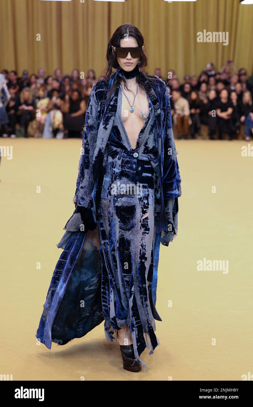 Milano, 22 febbraio 2023. Un modello cammina sulla pista per la sfilata di moda Roberto cavalli durante la settimana della moda di Milano Autunno-Inverno 2023-24, Milano, 22 febbraio 2023. Foto di Marco Piovanotto/ABACAPRESS.COM Foto Stock