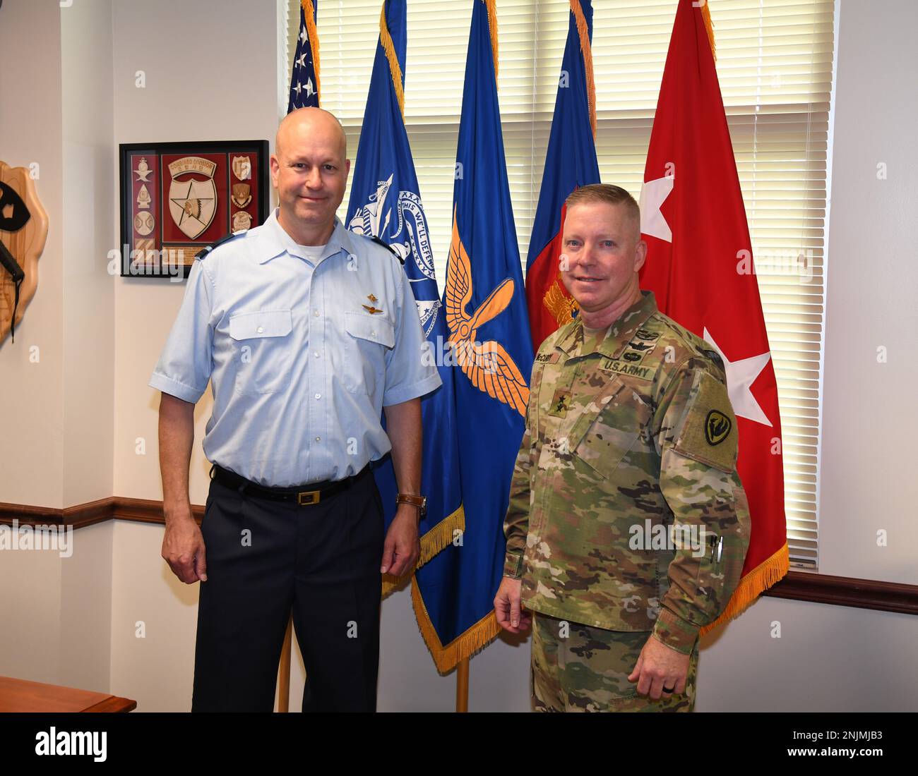 Air Commodore Robert Adang, comandante, Defense Helicopter Command, Royal Netherlands Air Force, sta per una foto con il Gen. Michael C. McCurry, Stati Uniti Army Aviation Center of Excellence e Fort Rucker Commander, durante una visita al sito della casa dell'Army Aviation 9 agosto 2022. Foto Stock