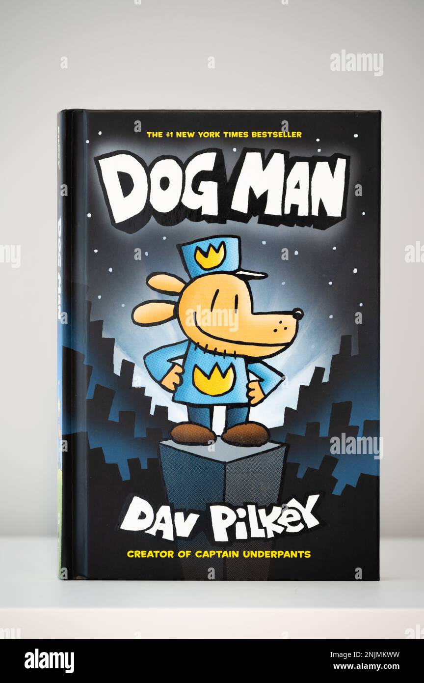 Calgary, Alberta - 19 febbraio 2023: Copertina del romanzo grafico Dog Man di DAV Pilkey. Foto Stock