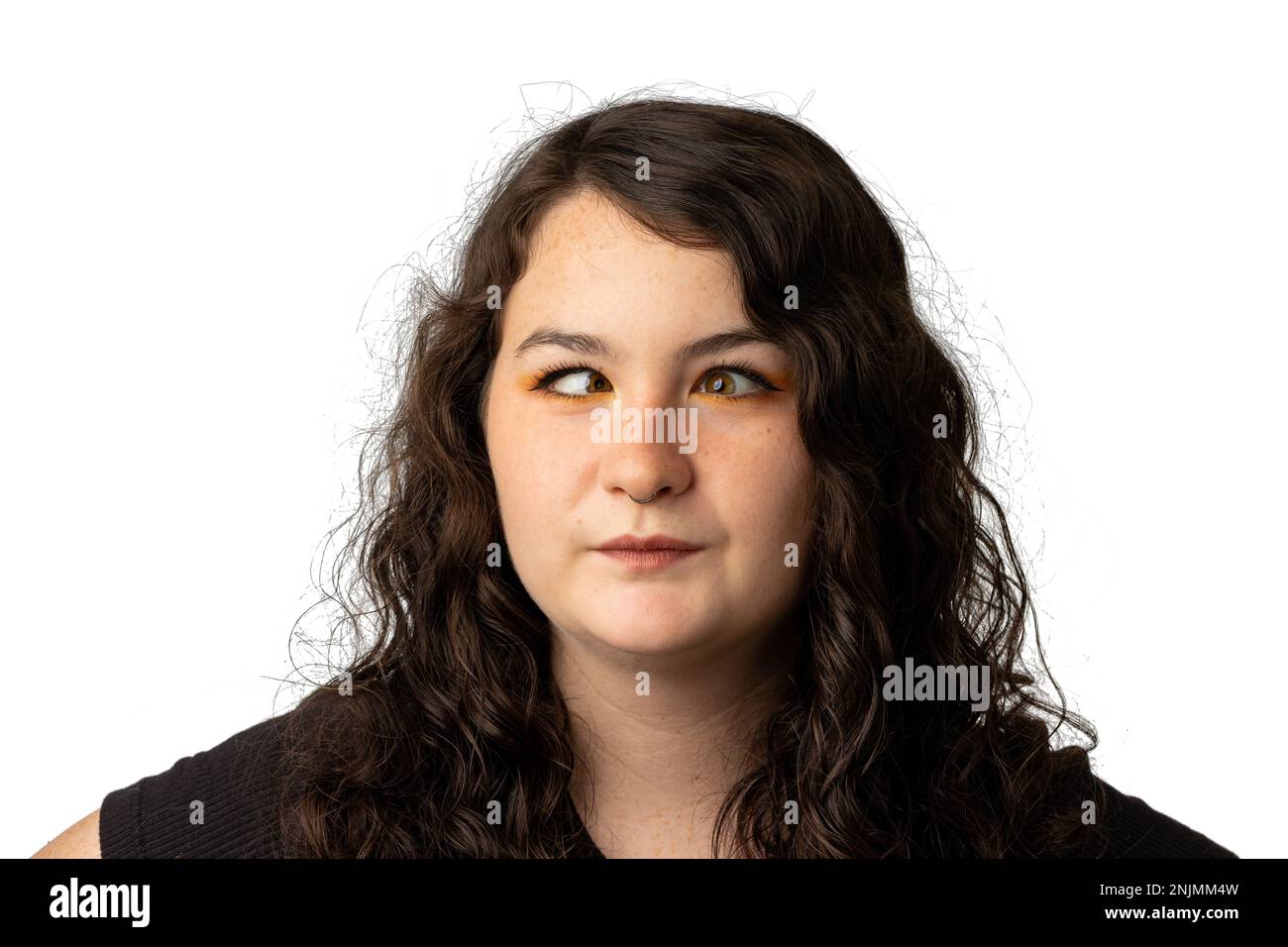 Giovane donna che fa un volto goofy con gli occhi incrociati Foto Stock
