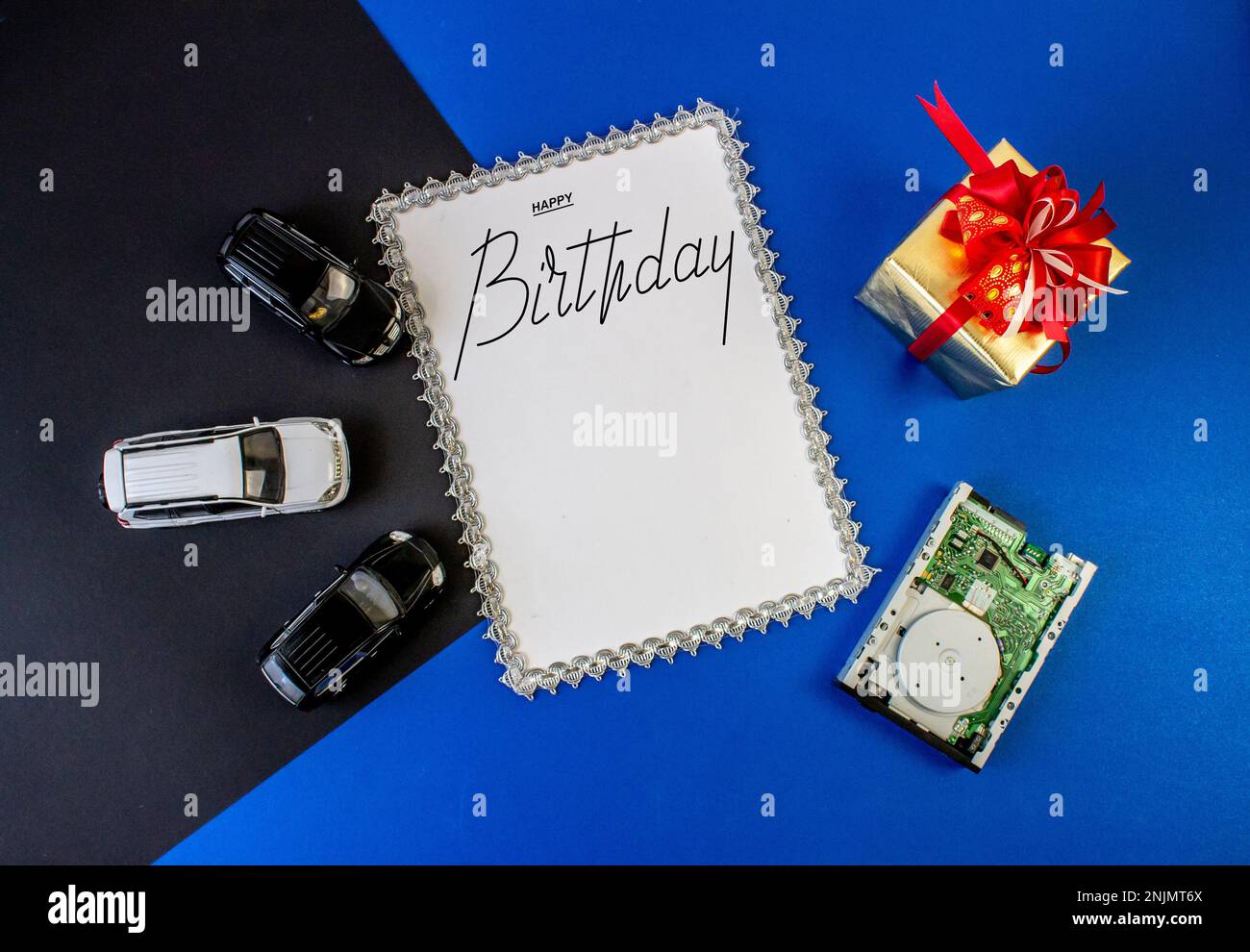 Cartolina , Internet banner , piatto con un saluto di compleanno, con l'iscrizione - Buon compleanno. Per uomini o ragazzi. Foto Stock