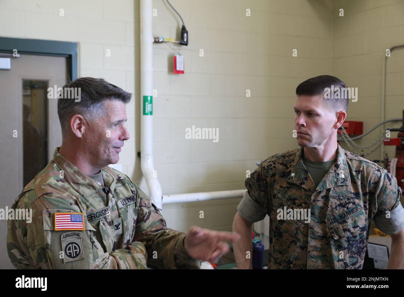 Il Colonnello Richard Ferguson, comandante, 29th Brigata dell'aviazione di combattimento, Maryland Army National Guard, a sinistra, e il Lt. Colonnello William Powell, comandante, Marine Light Attack Helicopter Squadron (HMLA) 167 discutono le operazioni marine come parte del Northern Strike 22 presso l'Alpena Combat Readiness Training Center, Alpena, Michigan, il 9 agosto 2022. Northern Strike ’22 porta circa 7.400 partecipanti da 19 stati e quattro paesi di coalizione nel Michigan settentrionale per convalidare la disponibilità e l'interoperabilità dei partner multicomponente, multinazionale e interagenzia dal 6 al 20 agosto 2022, al National All Do Foto Stock