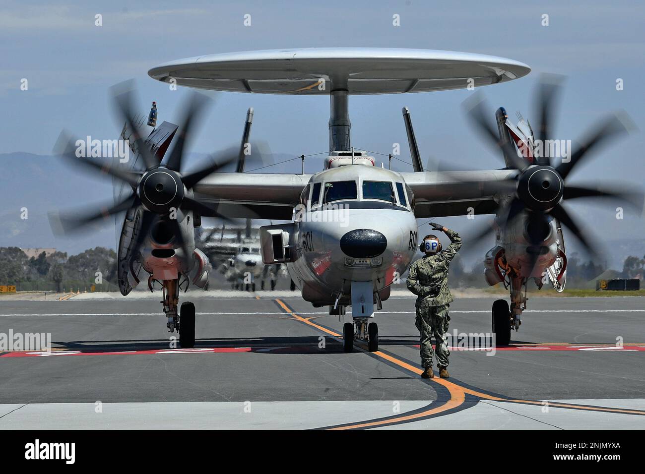 220809-N-AS200-4702 POINT MUGU, California (Agosto 9, 2022) – un e-2D Advanced Hawkeye assegnato al 'Wallbangers' Airborne Command and Control Squadron (VAW) 117 arriva alla base navale di Ventura County (NBVC) a seguito di un dispiegamento di sette mesi a US 3rd Fleet e 7th Fleet aree di operazioni con Carrier Air Wing (CVW) 9, imbarcato a bordo di USS Abraham Lincoln (CVN 72). CVW-9 è stato implementato con una combinazione di piattaforme di quarta e quinta generazione che rappresentano prevalentemente la “Airwing del futuro”, eseguendo più di 21.307 ore di volo ad ala fissa e in elicottero comprendenti 10.250 sortie, 8,43 Foto Stock