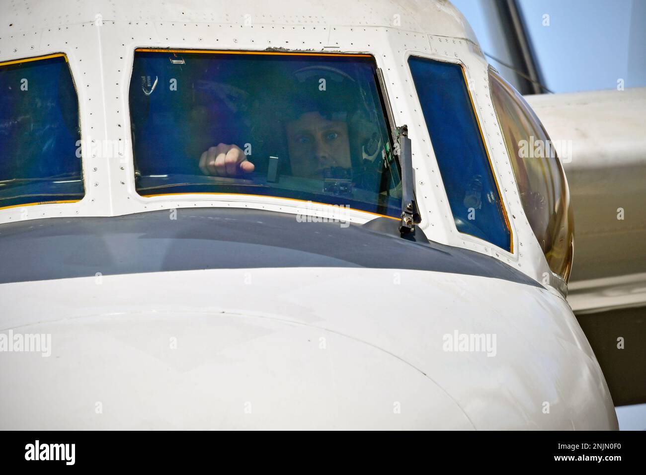 220809-N-AS200-4712 PUNTO MUGU, California (9 agosto 2022) – L'equipaggio di un e-2D Advanced Hawkeye assegnato al «Wallbangers» Airborne Command and Control Squadron (VAW) 117 controlli di volo completi dopo l'arrivo alla base navale Ventura County (NBVC) a seguito di un dispiegamento di sette mesi verso le aree operative di 3rd Fleet USA e 7th Fleet con Carrier Air Wing (CVW) 9, Imbarcato a bordo della USS Abraham Lincoln (CVN 72). CVW-9 è stato implementato con una combinazione di piattaforme di quarta e quinta generazione che rappresentano prevalentemente la “Airwing of the Future”, che esegue più di 21.307 flich ad ala fissa e ad elicottero Foto Stock