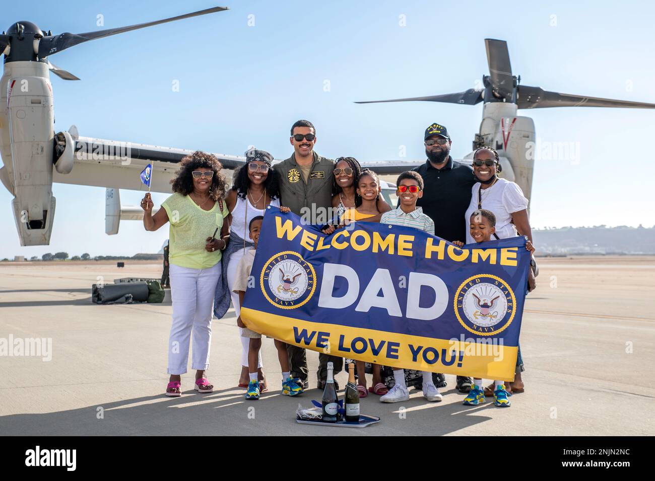 220809-N-VW723-1435 NORTH ISLAND, California (9 agosto 2022) Lt. CDR. Desmond Fourner assegnato ai 'Titans' di Fleet Logistics Multi-Mission Squadron (VRM) 30 pose con la sua famiglia durante una celebrazione di ritorno. VRM 30, come parte della Carrier Air Wing (CVW) 9, si imbarcò a bordo della USS Abraham Lincoln (CVN 72) e tornò alla Naval Air Station North Island, il 9 agosto 2022, dopo un dispiegamento di sette mesi nelle aree operative della U.S. 3rd Fleet e della 7th Fleet. CVW-9 è stato implementato con una combinazione di piattaforme di quarta e quinta generazione che rappresentano prevalentemente la “Airwing del futuro”, eseguendo mor Foto Stock