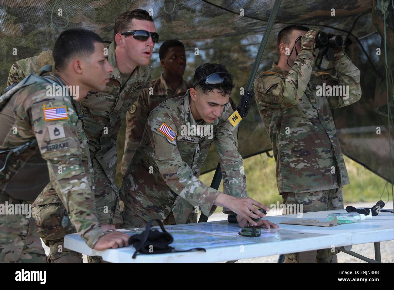 STATI UNITI I soldati assegnati alla Brigata del segnale del Teatro 2nd invitano al fuoco indiretto durante il secondo giorno degli Stati Uniti Army Europe and Africa (USAREUR-AF) Best Squad Competition at Grafenwoehr Training Area, Germany, 9 agosto 2022. I team di USAREUR-AF mettono alla prova la loro competenza tattica, la comunicazione e la coesione complessiva mentre competono per il titolo di miglior squadra. I vincitori di questo concorso avanzeranno per rappresentare USAREUR-AF negli Stati Uniti La migliore competizione di squadra dell'esercito a Fort Bragg, North Carolina più avanti quest'anno. Foto Stock