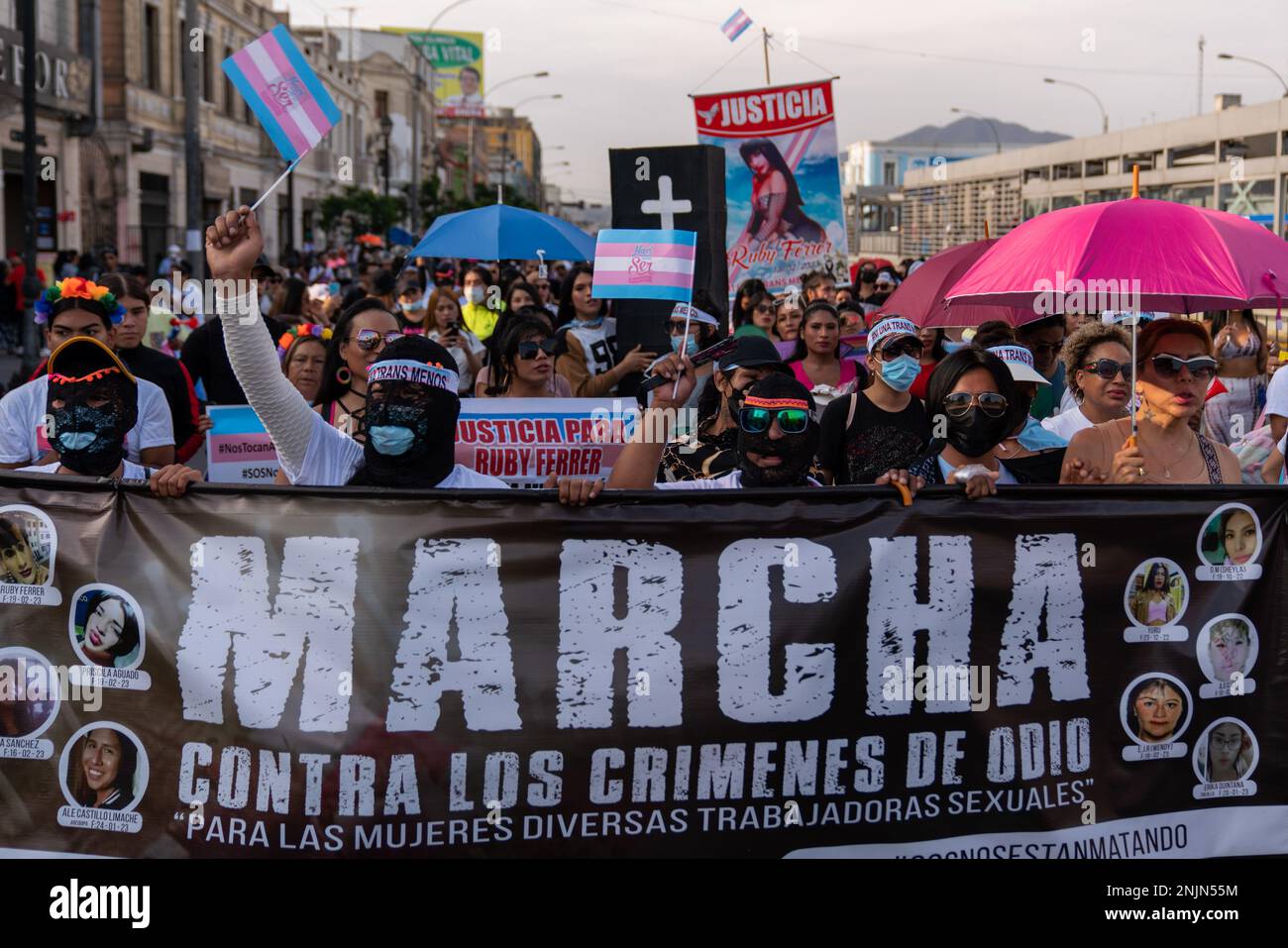 Lima, Perù. 23rd Feb, 2023. I manifestanti hanno una bandiera che esprime le loro opinioni durante la dimostrazione. Mentre il paese sta attraversando una crisi sociale, gli attacchi transfobici non si fermano. Ad oggi, almeno sette transdonne in Perù sono state uccise. Organizzazioni e collettivi hanno chiesto una marcia a Lima e in diverse regioni per chiedere rapidità nelle indagini e giustizia per le vittime. (Foto di Guillermo Gutierrez Carrascal/SOPA Images/Sipa USA) Credit: Sipa USA/Alamy Live News Foto Stock