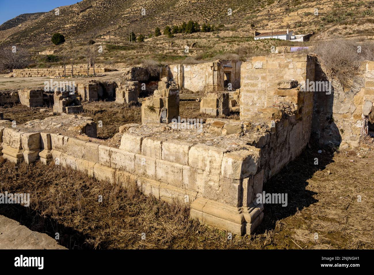Resti della vecchia chiesa di Mequinenza distrutta dopo la costruzione del bacino di Ribarroja (Bajo Cinca, Saragozza, Aragona, Spagna) Foto Stock