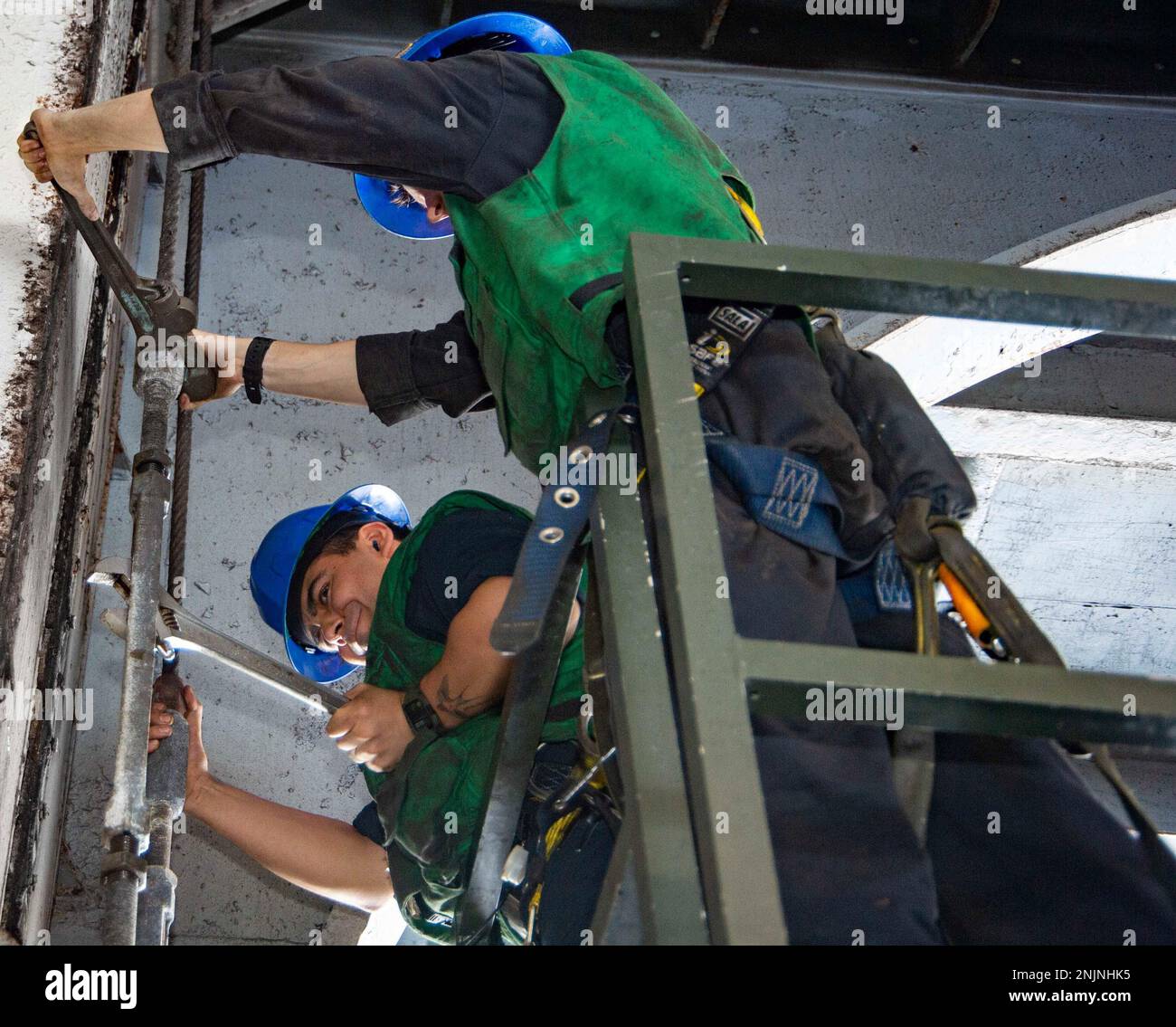 220809-N-TO573-1049 MEDITERRANEO (9 agosto 2022) Fireman Aaron Palacios, a sinistra, da El Paso, Texas, e Fireman Ian Mitchell, da Charlotte, North Carolina, stringere il tenditore su una porta di ritiro a bordo della portaerei di classe Nimitz USS Harry S. Truman (CVN 75), 9 agosto 2022. Il gruppo Harry S. Truman Carrier Strike Group è in fase di implementazione pianificata negli Stati Uniti Naval Forces Europe area of Operations, impiegato dagli Stati Uniti Sesta flotta per difendere gli interessi degli Stati Uniti, alleati e partner. Foto Stock