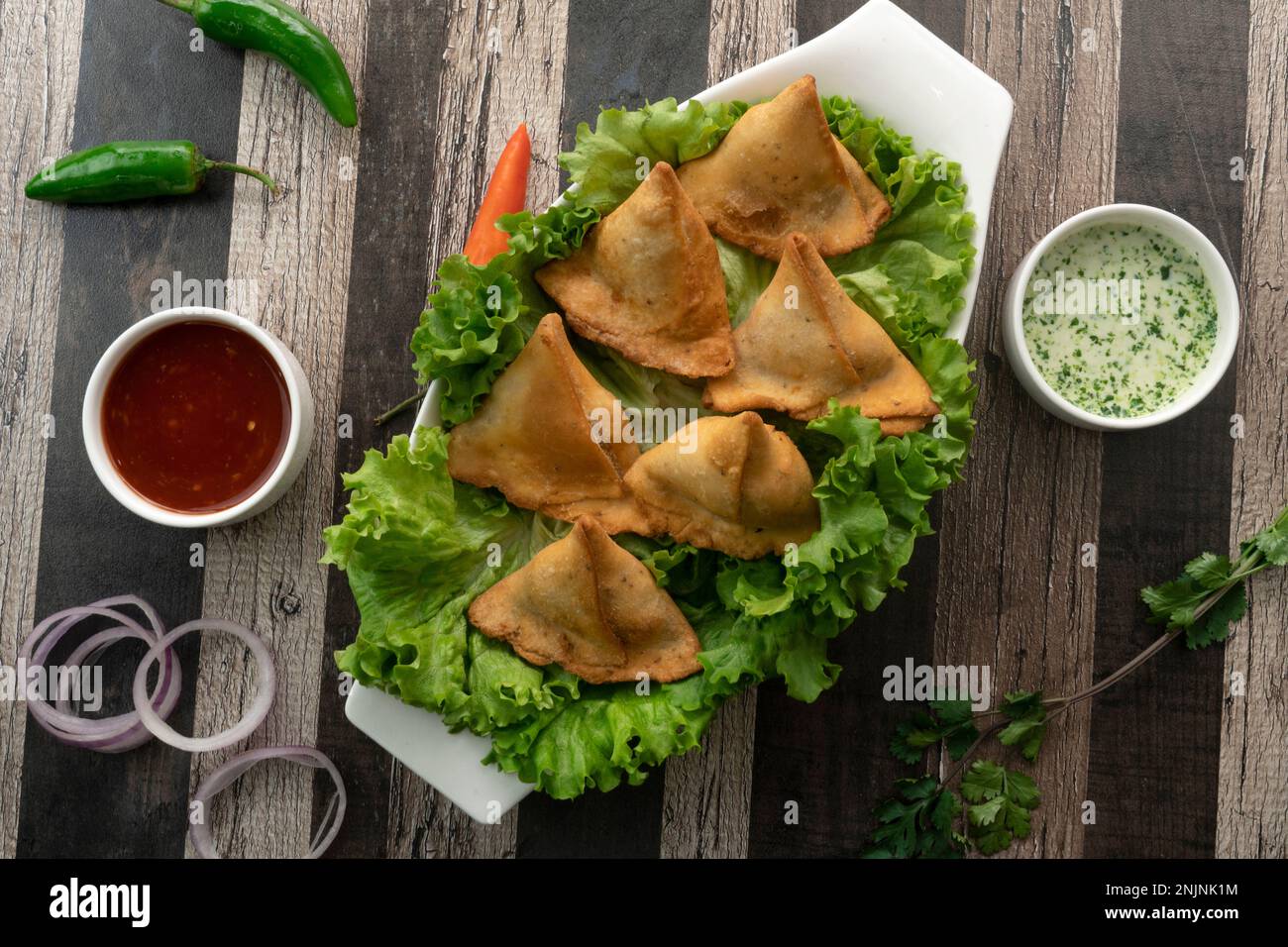 Spuntini di patate Samosa su sfondo testurizzato. Cibo indiano Ramadan, pasto pakistano Iftar. Foto Stock