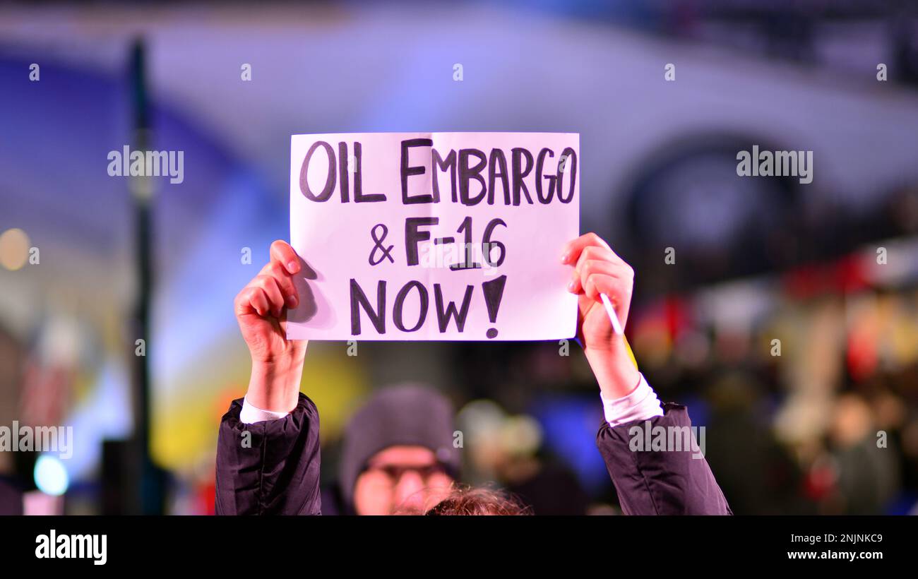 Varsavia, Polonia. 21 febbraio 2023. Protesta dopo il discorso del presidente degli Stati Uniti a Varsavia. Una donna sta tenendo i bordi che leggono: Embargo del petrolio e F-16 ora! Foto Stock