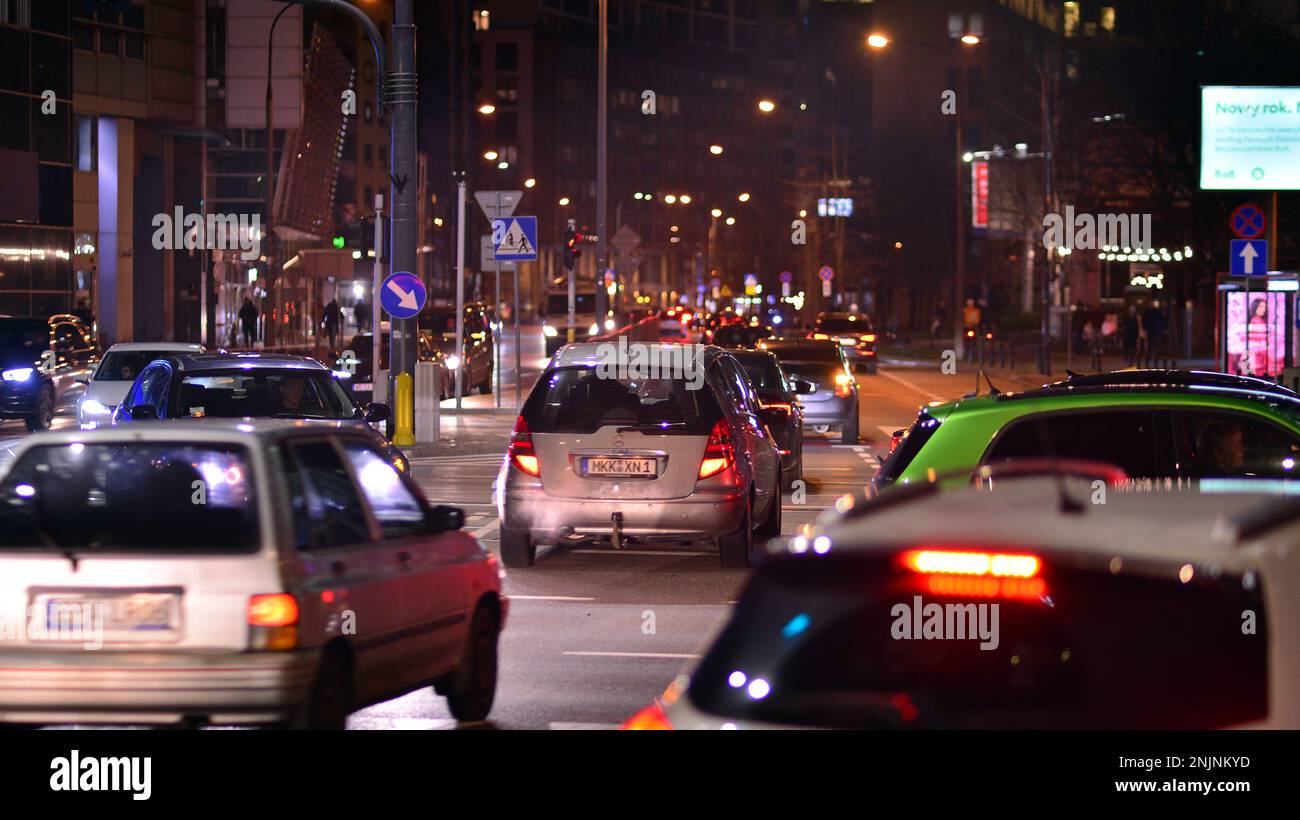 Varsavia, Polonia. 21 febbraio 2023. Vita cittadina serale nel centro di Varsavia. Auto sulla strada. Le luci della strada della città di notte. Foto Stock
