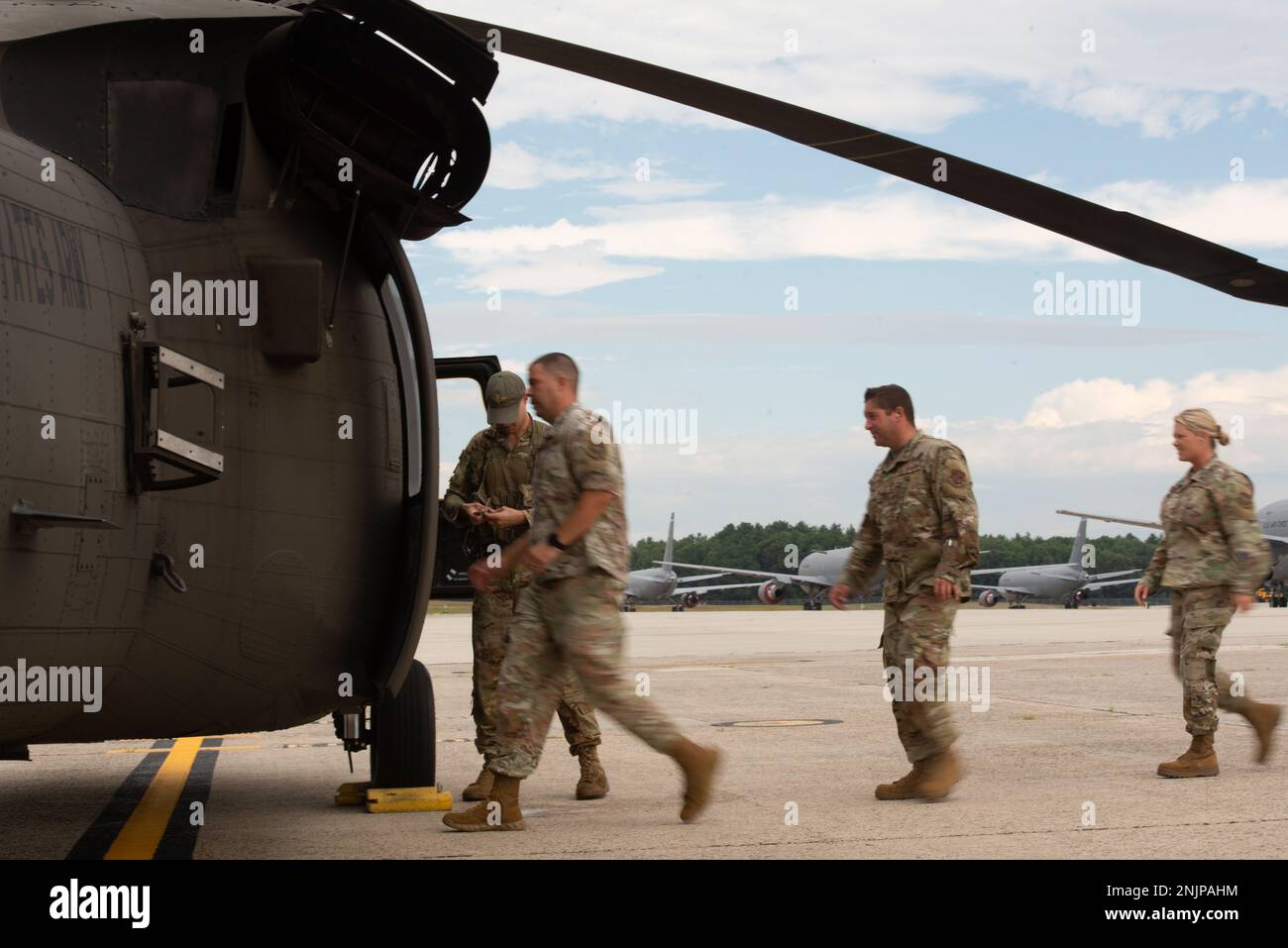 I membri del 157th Force Support Squadron prendono un volo incentivante alla base della Guardia Nazionale Pease Air, New Hampshire, 9 agosto 2022. L'operazione congiunta è stata coordinata con la Guardia Nazionale del New Hampshire UH-60 Aircrew e il Coordinatore della Famiglia e della preparazione degli Airmen del 157th. Foto Stock