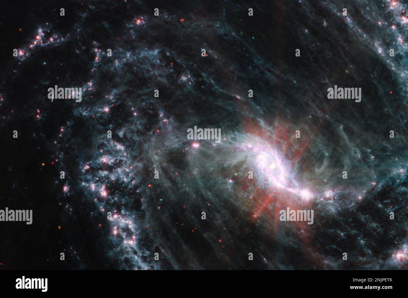 Spazio. 16th Feb, 2023. Gli scienziati stanno ottenendo il loro primo sguardo con i telescopi spaziali di James Webb della NASA risoluzione potente come la formazione delle stelle giovani influenza l'evoluzione delle galassie vicine. NGC 1365, osservato qui da Mid-Infrared Instrument (MIRI) di Webb, è uno dei 19 galassie in totale destinate allo studio da parte della fisica ad alta risoluzione angolare in collaborazione con Galaxie vicine (PHANGS). Nelle osservazioni DI MIRI del NGC 1365, i grumi di polvere e gas nel mezzo interstellare hanno assorbito la luce formandosi le stelle e la hanno emessa nell'infrarosso, illuminando un intro Foto Stock