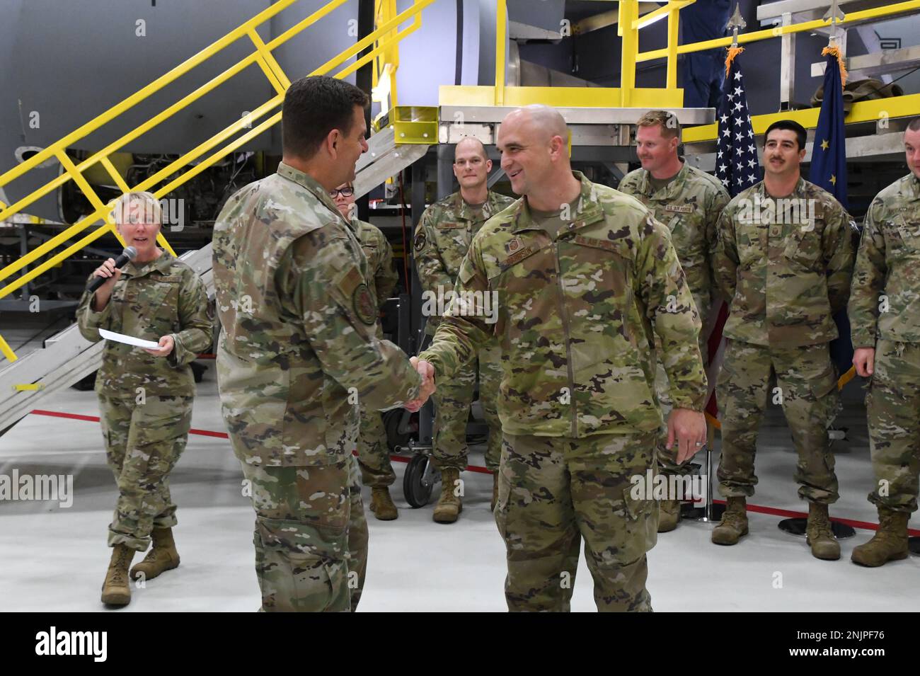 STATI UNITI Michael Loh, direttore della Guardia Nazionale aerea, scuote la mano mentre presenta la sua moneta di eccellenza al Maestro Sgt. Brent Garrison del 168th Medical Group, 168th Wing, Alaska National Guard, Eielson Air Force base, Alaska, 9 agosto 2022. Garrison è stato riconosciuto come esperto Resource Advisor e Medical Readiness NCOIC, garantendo un'elaborazione medica rapida e aumentando la disponibilità dell'unità mentre si naviga in un ambiente in continuo cambiamento durante la pandemia globale. Foto Stock