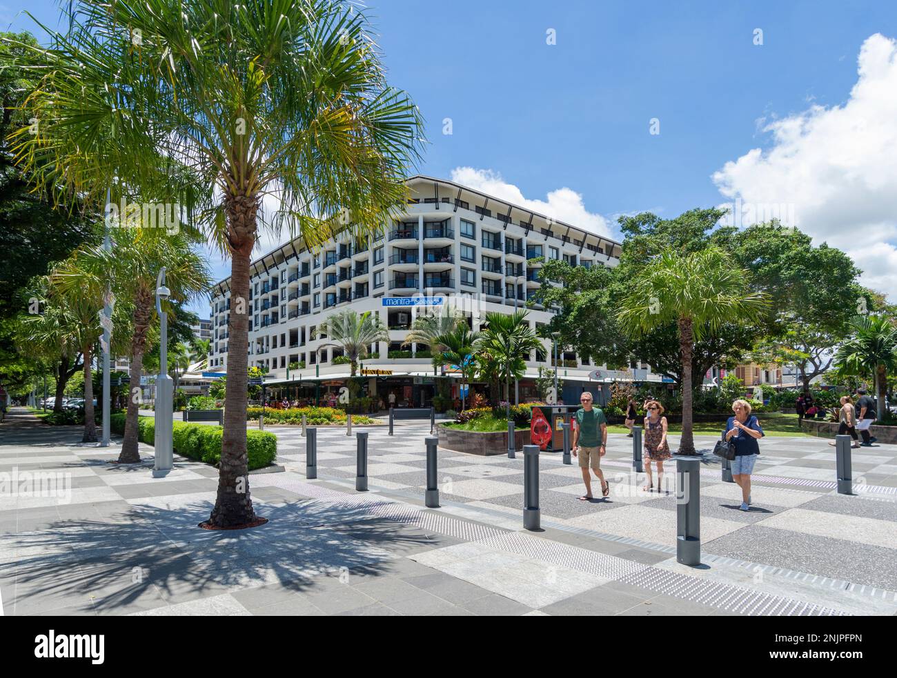 Persone che camminano di fronte al Mantra Esplanade appartamenti vacanza edificio, Cairns, far North Queensland, FNQ, QLD, Australia Foto Stock